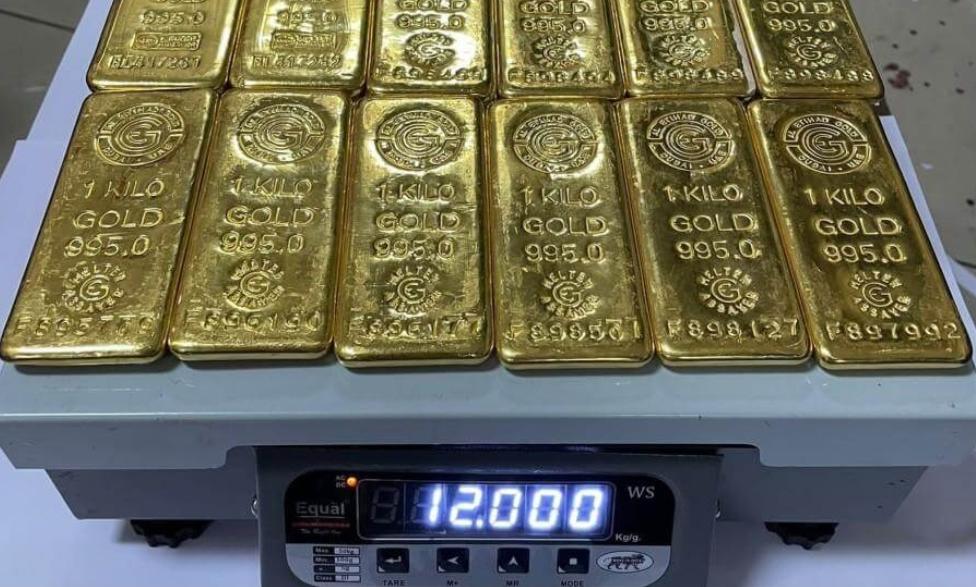 सीमाशुल्क विभागाने सहा जणांना मुंबई विमानतळावर अटक करत केली १२ किलोची सोन्याची बिस्किटे जप्त..