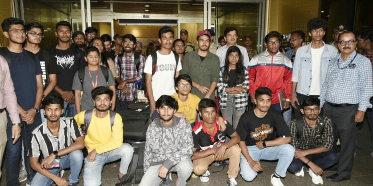 मणिपूर दंगलीत अडकलेले २५ विद्यार्थी महाराष्ट्रात सुखरूप परत..